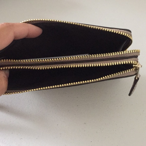 NWT Coach gold wristlet - Picture 4 of 5